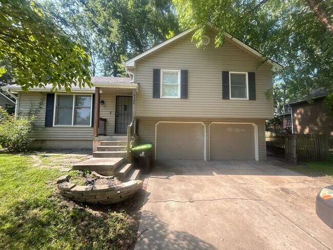 Building Photo - 2409 NE Carousel Cir