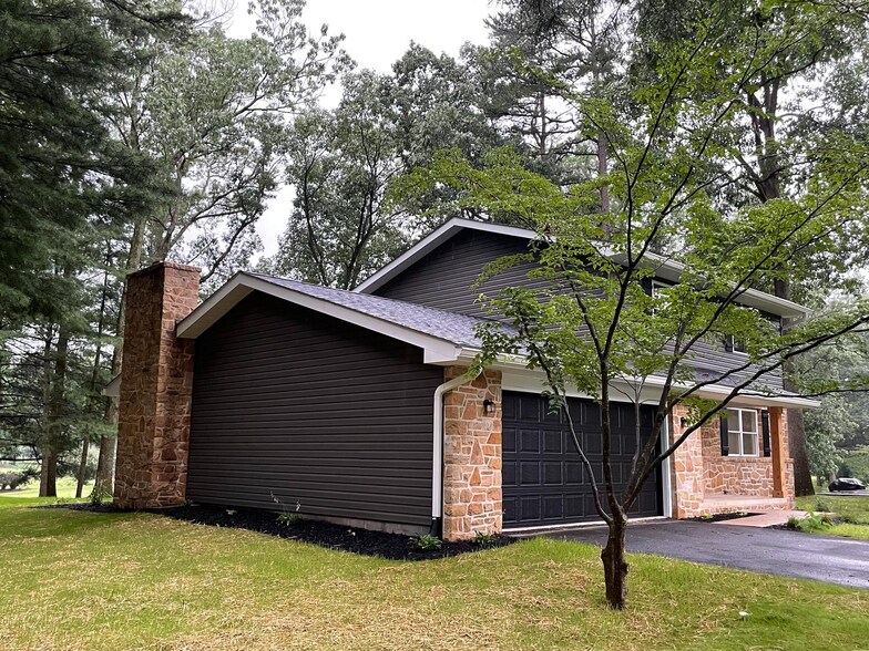 Building Photo - 6580 Fairway Dr W