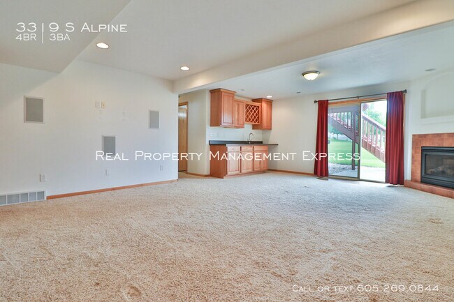 Building Photo - Perfect 4 bedroom 3 bathroom home 2200 sq ft!