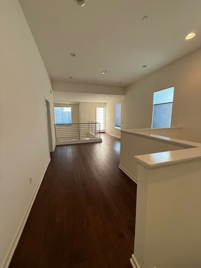 Building Photo - 2bdr Condo located in Business district of...