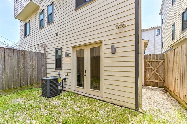Building Photo - 2526 Chenevert St