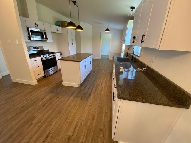 Building Photo - Beautifully Remodeled Home for Rent – Mode...