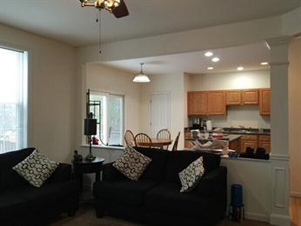 Building Photo - 52 Tulip Cir