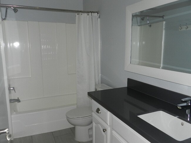 Building Photo - WONDERFUL SINGLE STORY HOUSE WITH LARGE YARD, GREAT LOCATION!