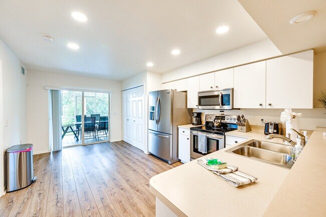 Building Photo - 4940 Cougar Ct S