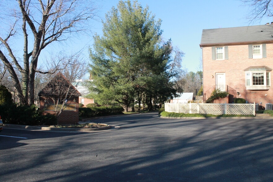 Building Photo - 227 Katie Ct