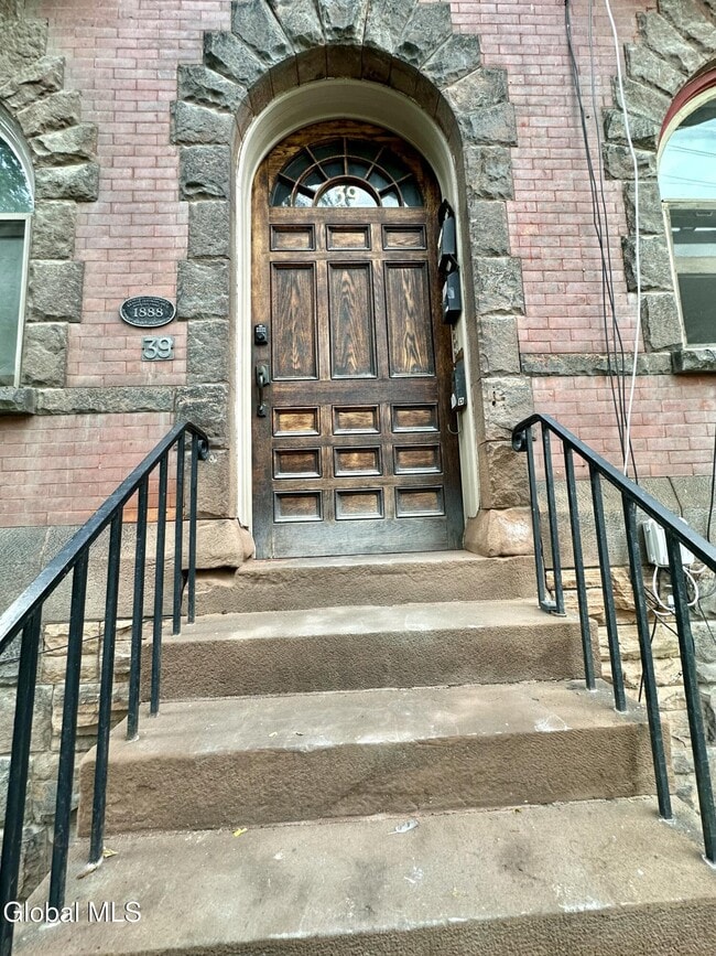 Primary Photo - 39 S Lake Ave