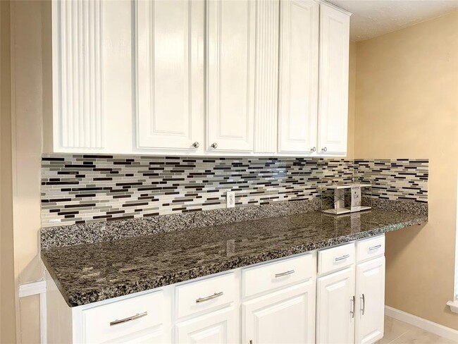 Building Photo - 10202 Hollow Canyon Dr