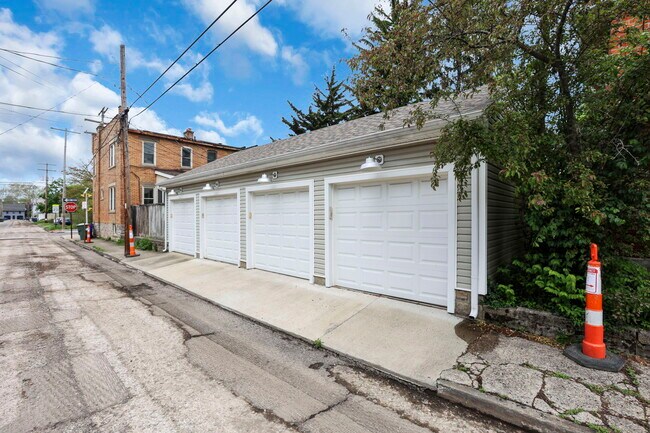 Building Photo - 1010 Bruck St