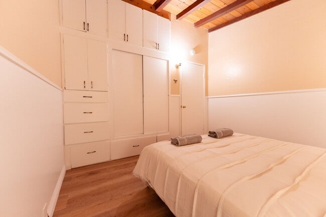 Building Photo - Peaceful Cottage Home w/ 3B2B