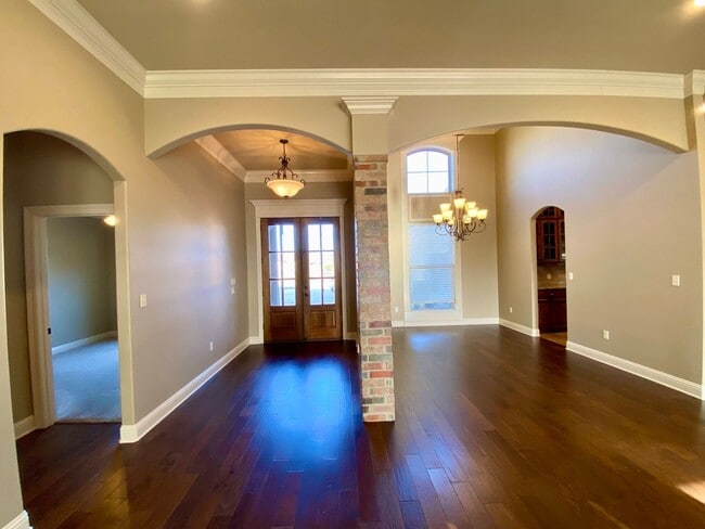 Building Photo - ** AVAILABLE JUNE 1ST ** STUNNING 4/3.5 IN...