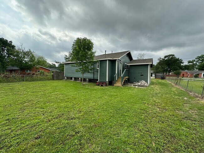 Building Photo - 11013 Pandora Dr