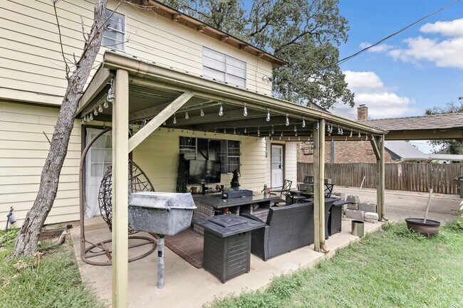 Building Photo - 2508 Memorial Dr