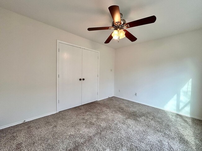 Building Photo - 2417 McCook Dr