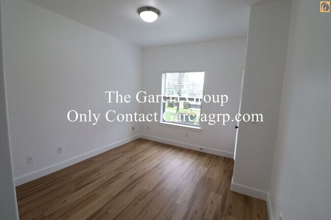 Building Photo - 765 NE Adwick Dr