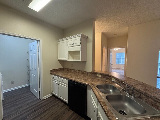 Building Photo - Fall Into Savings –$1,000 off 1st months r...