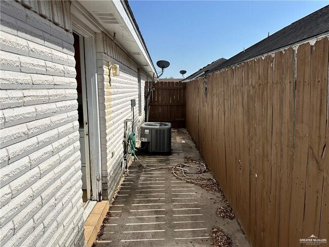 Building Photo - 11 La Mancha Dr