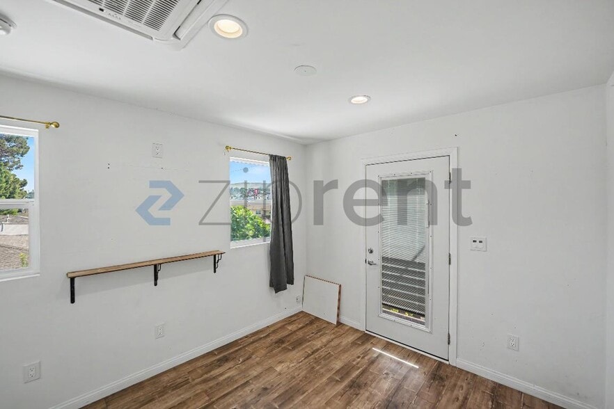 Building Photo - Unit
