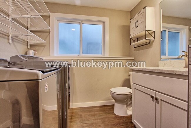 Building Photo - 4 Bed, 3 Bath  Split Level Home in Sherwood