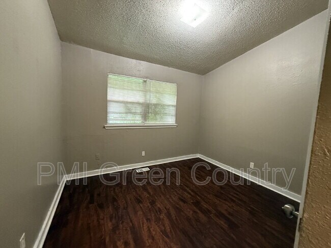 Building Photo - 5513 N Johnstown Ave