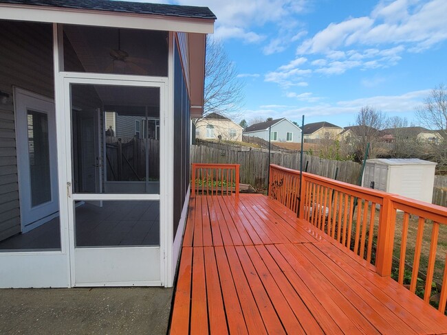 Building Photo - MODERN 3/2 w/ Garage, Spa Tub, Wood Floors...