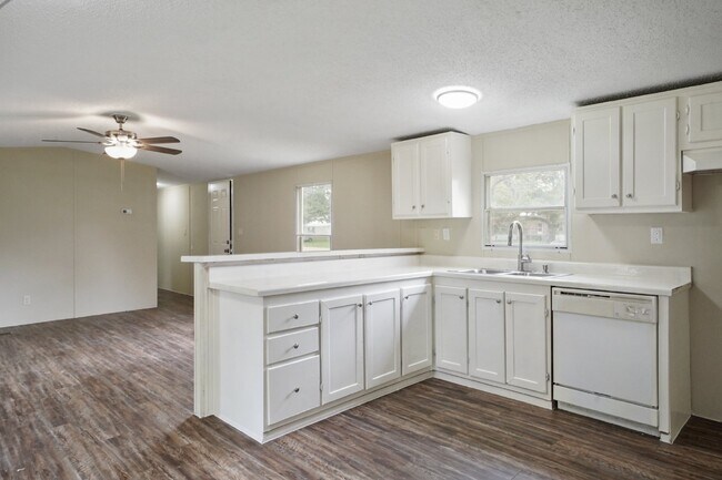 Building Photo - Charming 3-Bed, 2-Bath Retreat on Country Oaks Street, Brazoria!