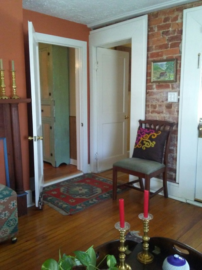 Building Photo - Fully Furnished First Floor Apartment