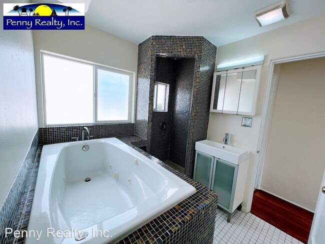 Building Photo - 1 br, 1 bath House - 4777 Santa Cruz Ave.