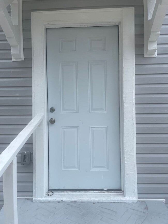 Building Photo - Duplex with Garage Apartment