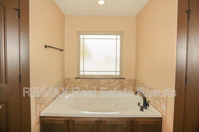 Building Photo - 1000 Peak St