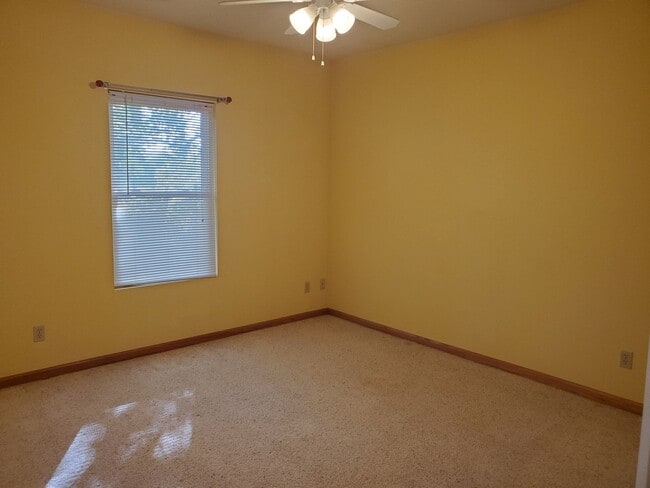 Building Photo - 3 bedroom 3 bath, 2car gar, balcony deck a...