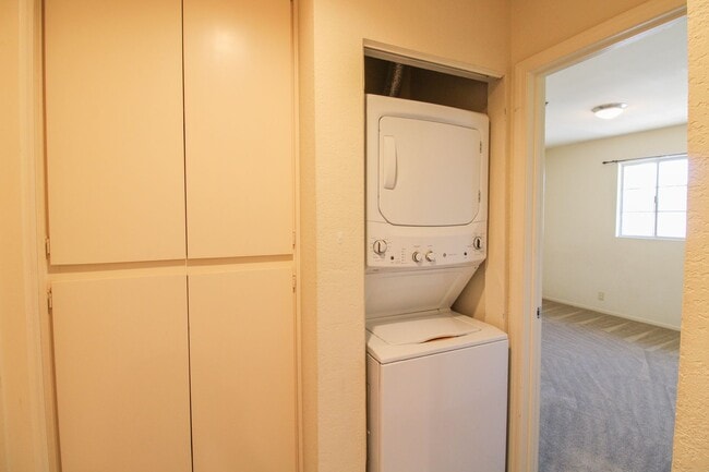 Building Photo - 2 Bedroom, 2 Bathroom + Loft - Top Floor Condo in Parkwood Village