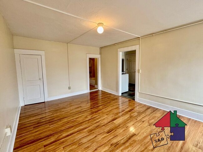 Building Photo - Amazing Two Bedroom in Burlington - $500 OFF FIRST MONTHS RENT WHEN YOU SIGN A LEASE BY 9/15!