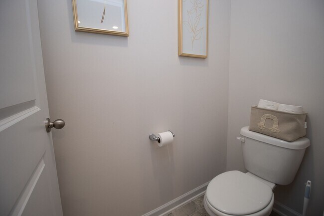 Building Photo - Stylish & Spacious Pet-Friendly Home in Bo...