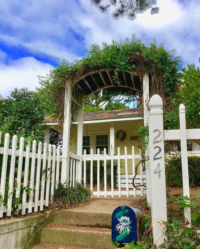 Building Photo - Charming 2-Bedroom 1 Bathroom Home located...