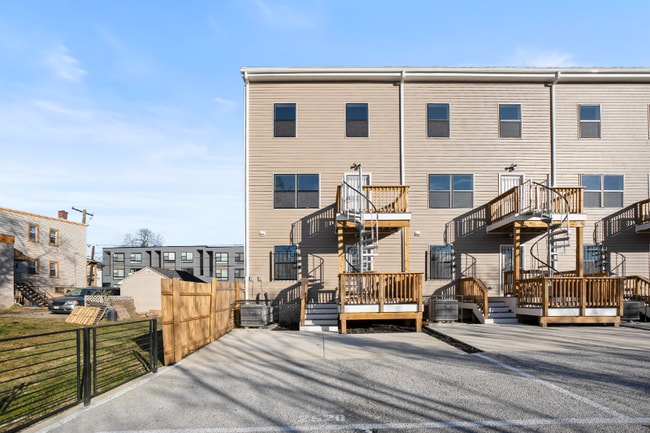 Building Photo - 2520 Elvans Rd SE