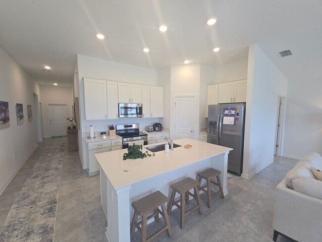 Building Photo - 3 bed 2 bath home fully furnished