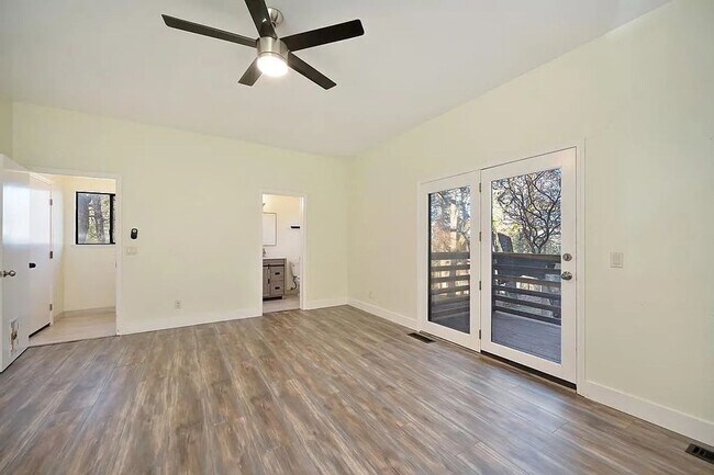 Building Photo - Beautiful 3BR/3BA Home on 1 Acre in Gated ...