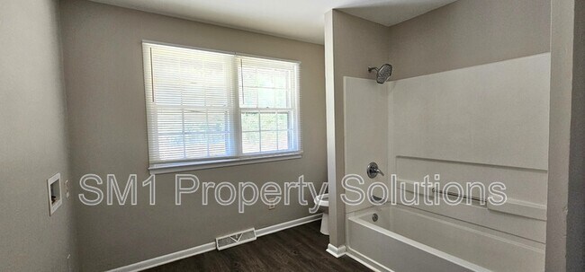 Building Photo - 1529 Earl Dr