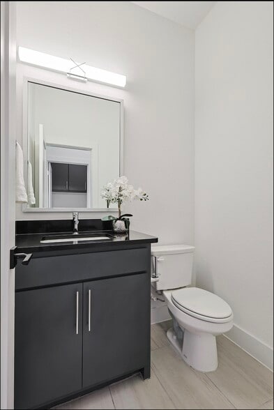 Powder Room Lvl2 - 7621 Hewitt