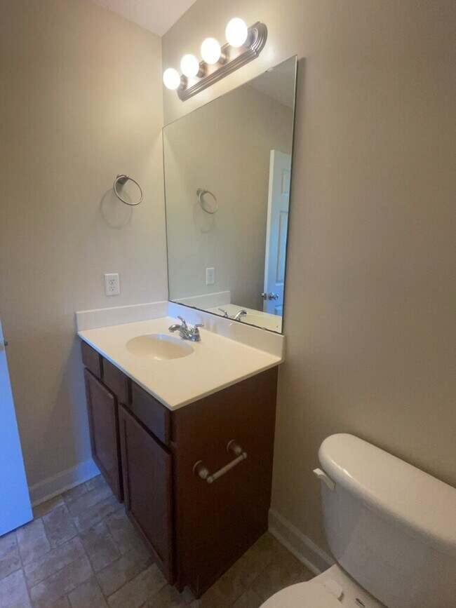 Building Photo - Charming 2 Bedroom Townhouse