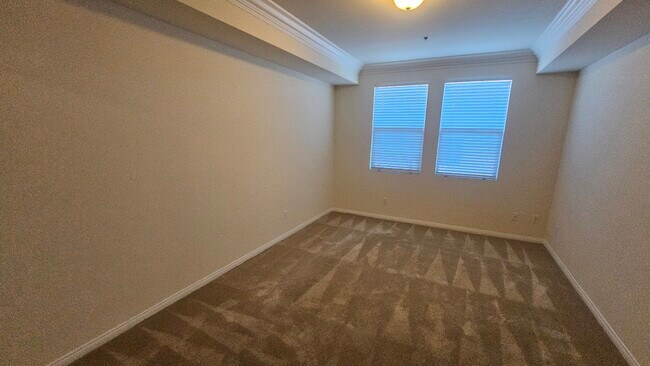 Building Photo - 949 N Croft Ave