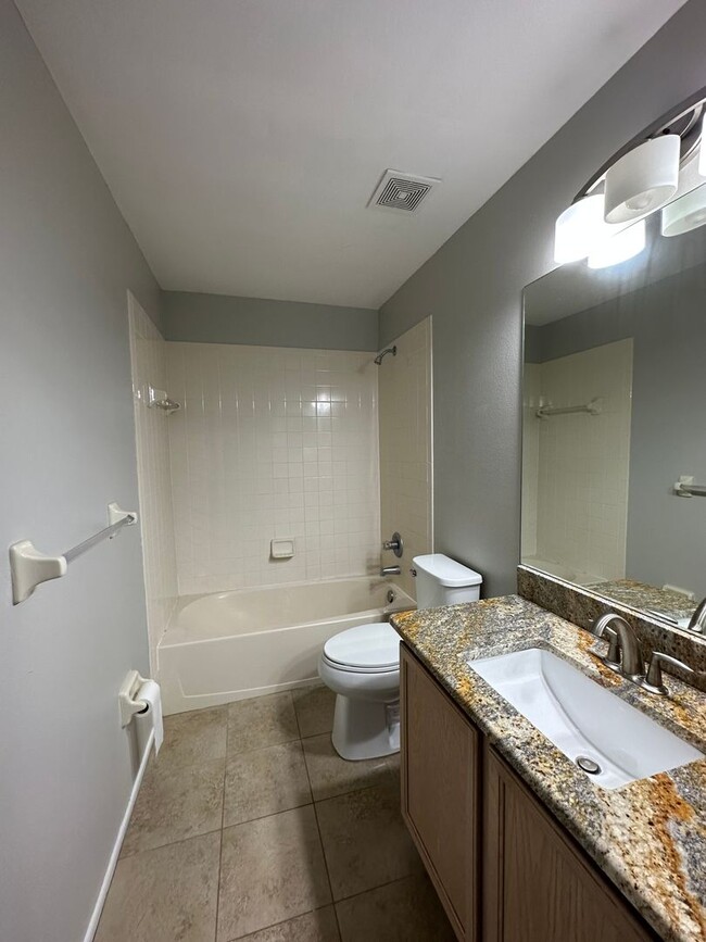 Building Photo - Beautiful Townhome in a gated community wi...