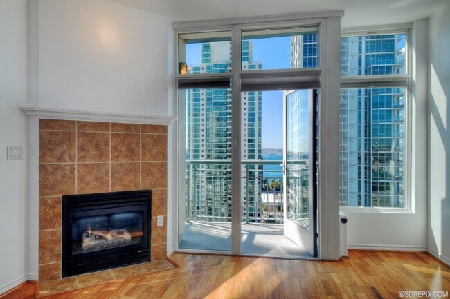 Building Photo - Stunning Two-Story Treo Residence in Littl...