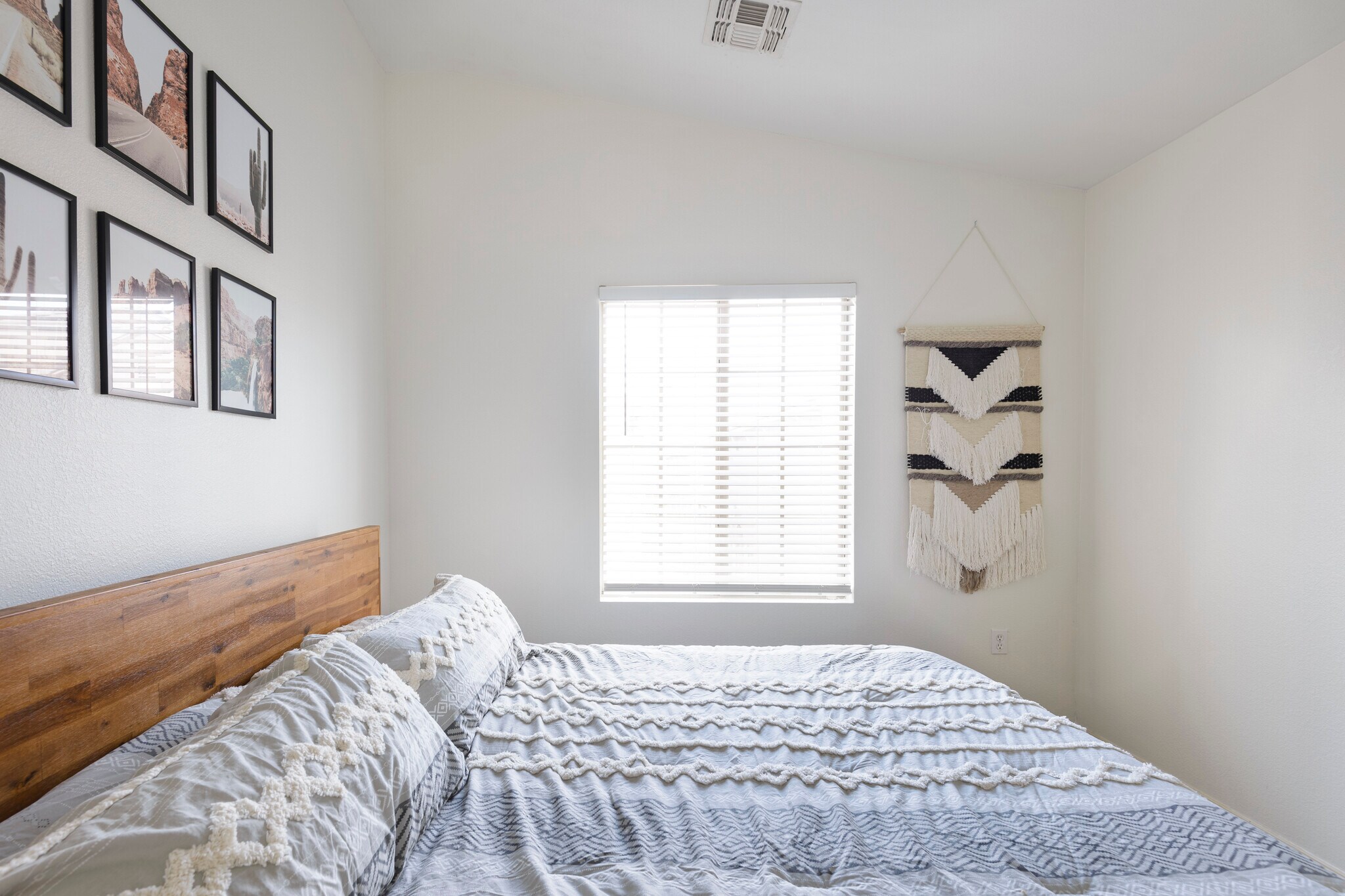 Building Photo - 2402 E 5th St