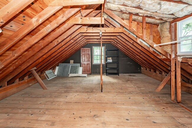 Building Photo - 6 Bedroom, 2.5 Bath House in Drayton on th...
