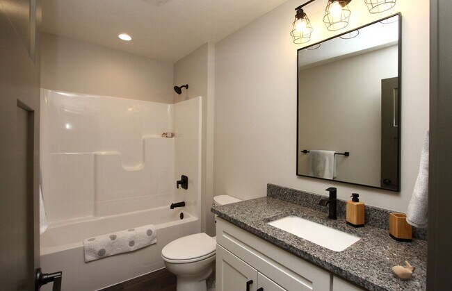 Building Photo - Beautiful Furnished Townhouse -Shorter Term Lease Available.