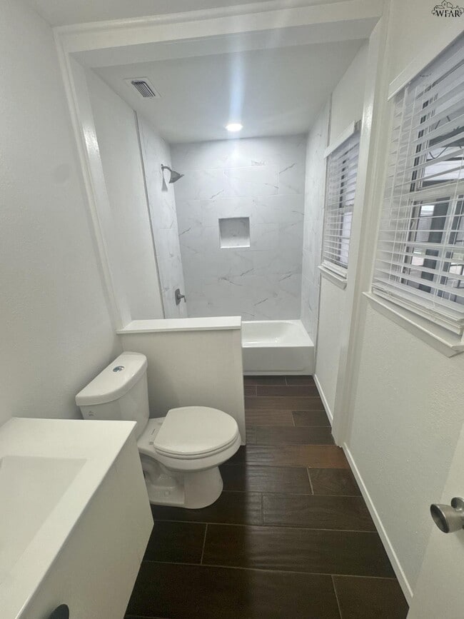 Building Photo - 4318 Hillsboro