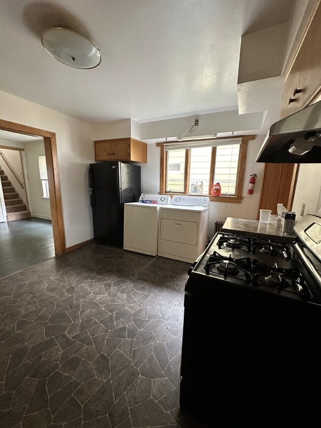 Building Photo - Exciting 4 Bed 1 Bath close to UWEC!