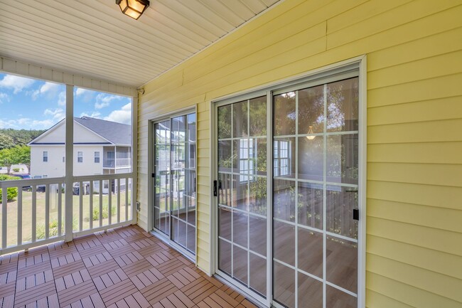 Building Photo - Beautifully renovated condo offering 3 Bed...